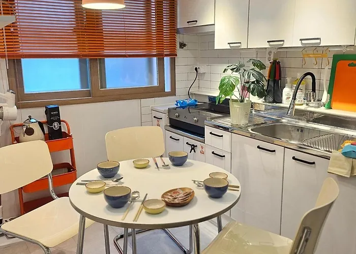 Jj Nest 2f, Full Of Sunlight, 3 Minutes To The Subway *