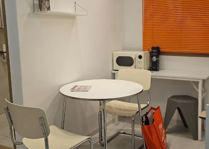 Jj Nest 2f, Full Of Sunlight, 3 Minutes To The Subway *